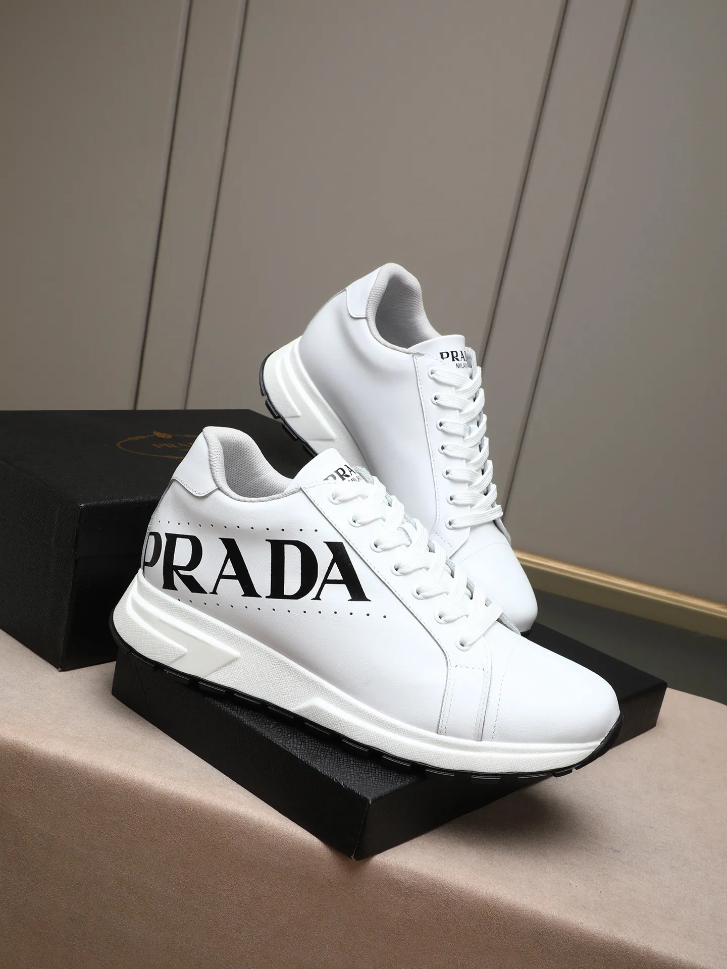 Men's shoes 💰460 PRADA's new model is on the market, the picture above is a must-sell! Fashionable casual men's shoes, trendy and versatile, relaxed and sporty style, imported cowhide leather uppers 3D printed and ultra-fine workmanship. Light and comfortable on the feet, available in 5 colors! 38-44(45 customized)